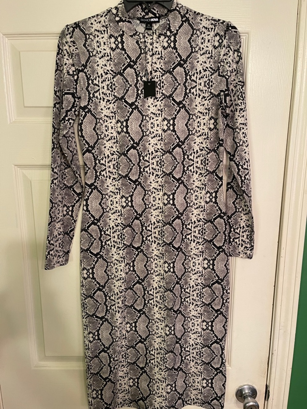Fashion Nova Black & White Snake-Print Long Sleeve Midi Dress